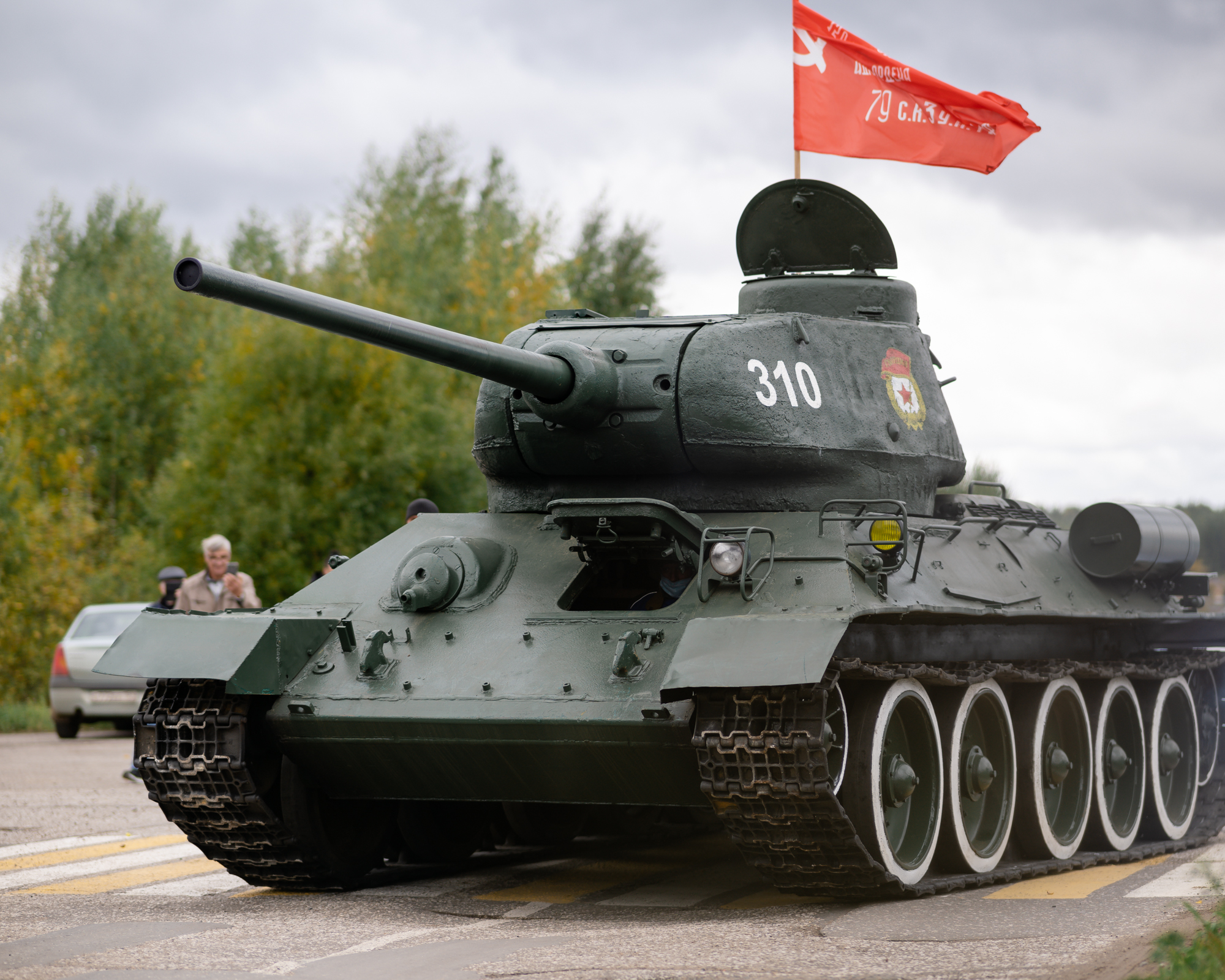 Танк т 34 герои. Танк т34. Военный танк т 34. Калибр т 34. Легендарный танк т-34.